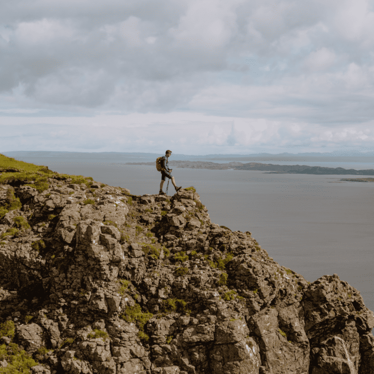 Wandelaar die pauzeert voor het uitzicht in Schotland op het eiland Skye
