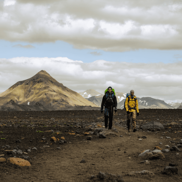 Twee wandelaars in IJsland tijdens de Iceland Trail van Travelbase