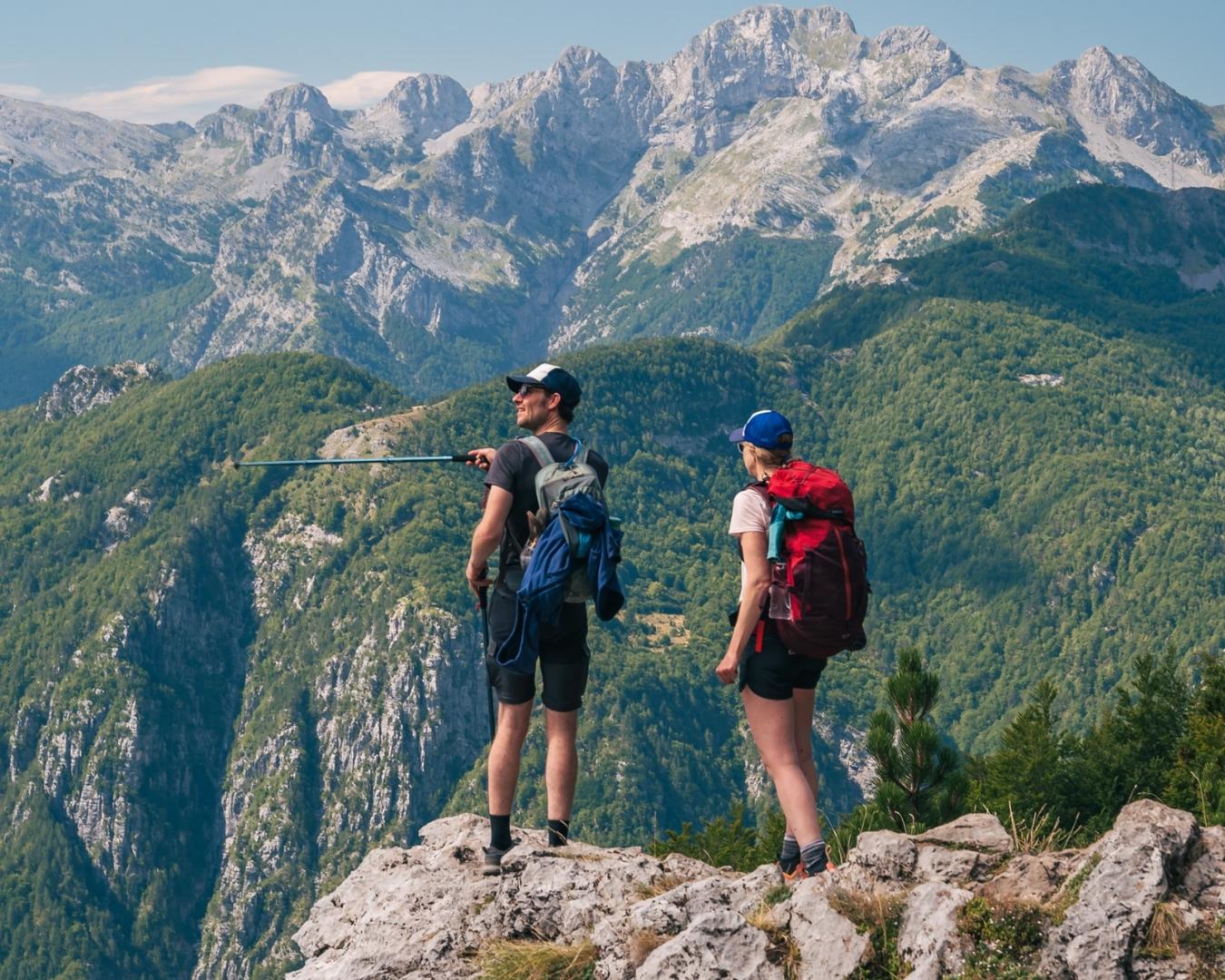 wandelaars die genieten van het uitzicht in de bergen op de Balkan Trail in Albanië en Montenegro