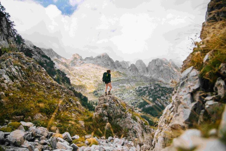 vrouw op een rots - Balkan Trail