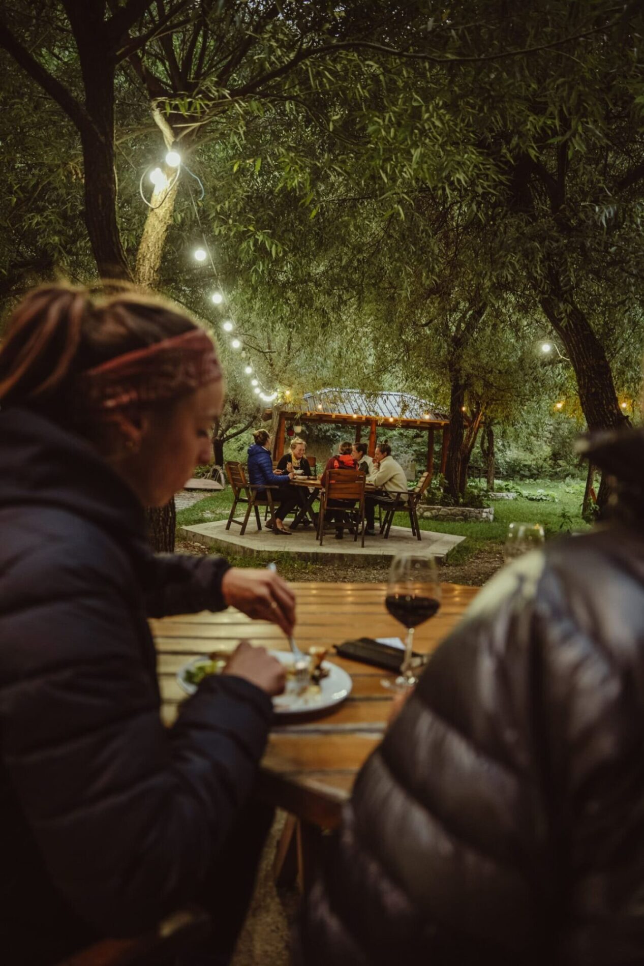 Wandelaarster die lokale gerechten eet tijdens de Balkan Trail