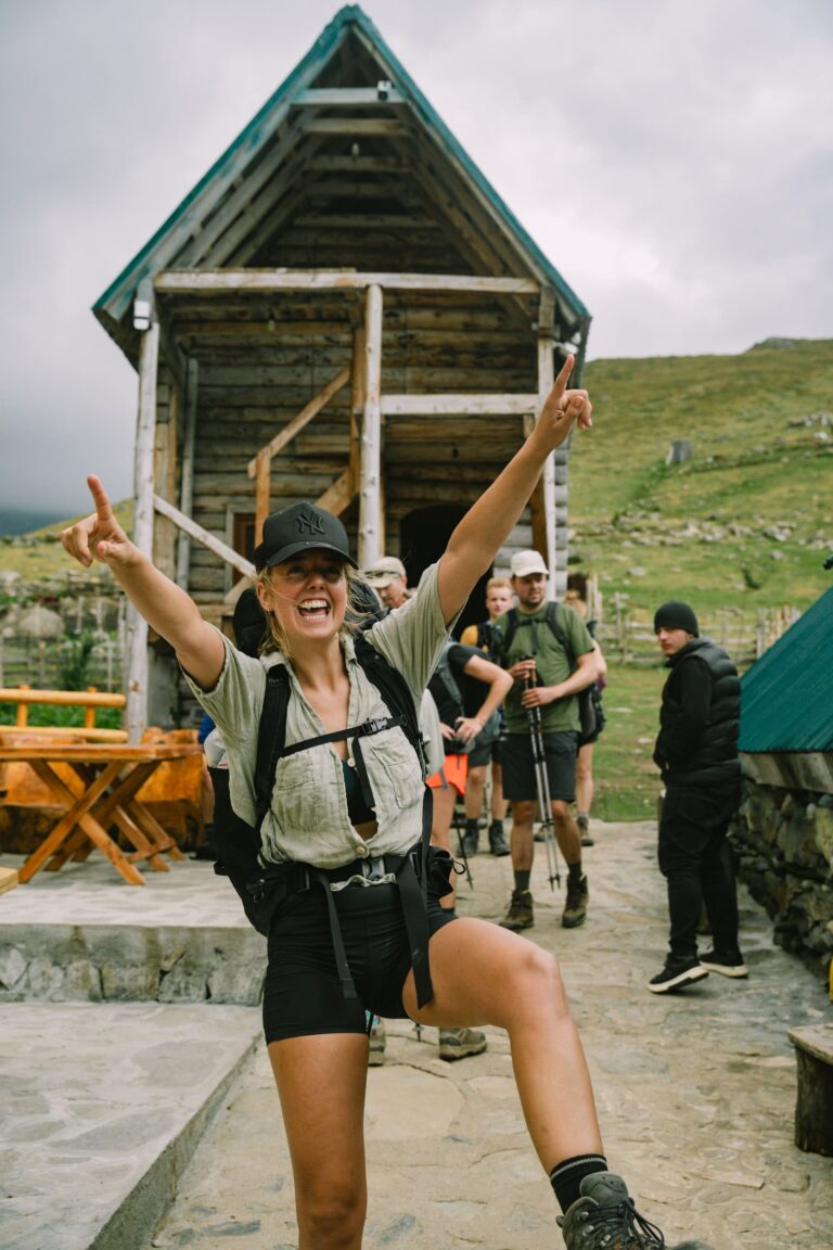 Doberdol op de Balkan Trail met Travelbase en een blije wandelaarster voor een guesthouse