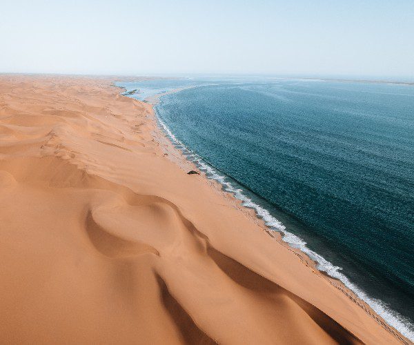 Das Meer trifft auf die Wüste in Namibia, La mer rencontre le désert en Namibie.