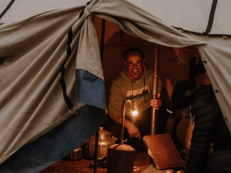Un nomade dans l'atlas au Maroc qui cuisine de la nourriture locale