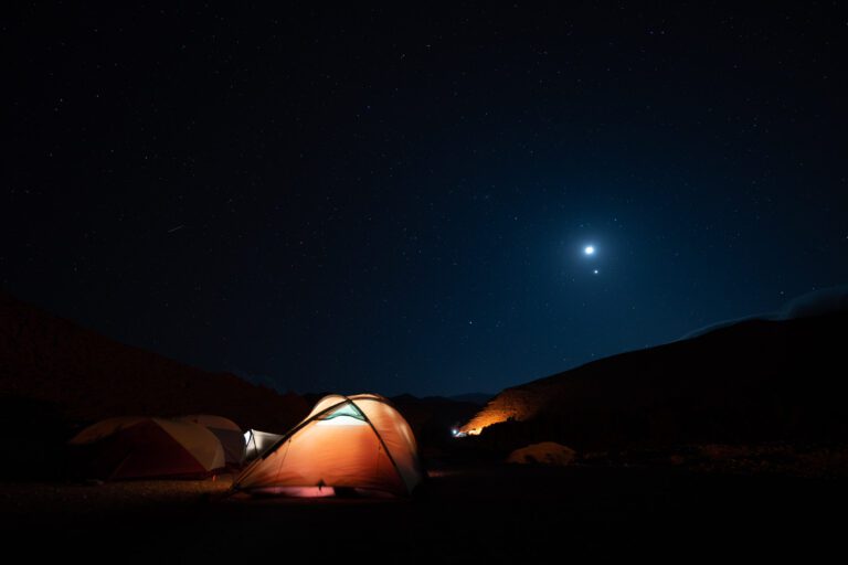 Une tente de bivouac dans l'atlas au Maroc avec vue sur les étoiles