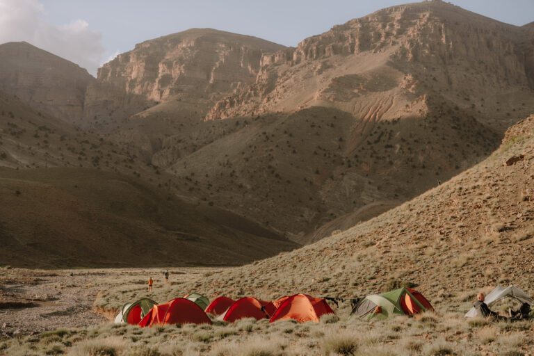 Bivouac en tente sur un campement dans l'atlas marocain