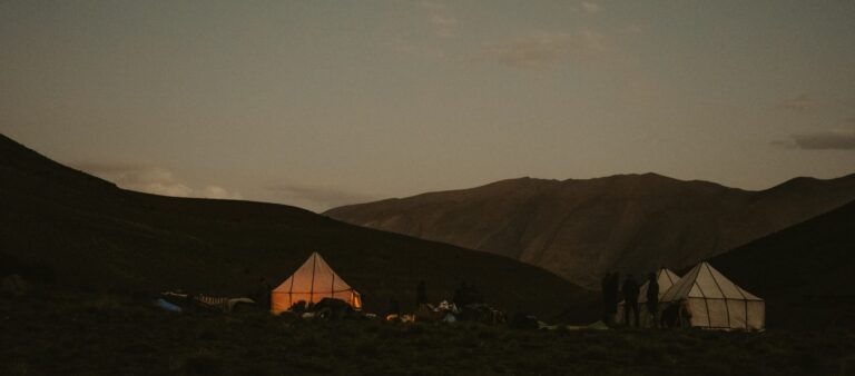bivouac campement de tente au Maroc dans l'atlas