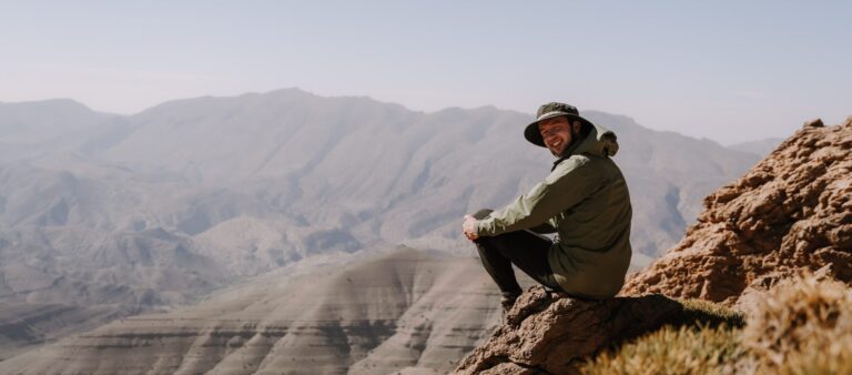 randonneur qui fait une pause pour profiter de la vue au maroc sur l'atlas trail