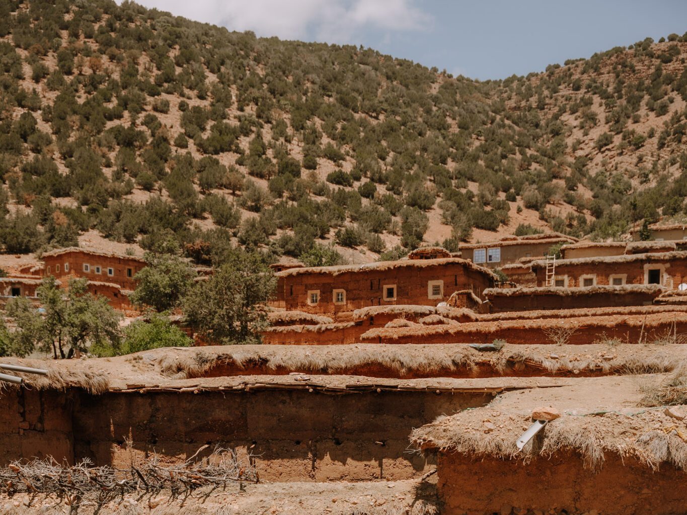 Village berbère dans l'atlas marocain sur l'atlas trail