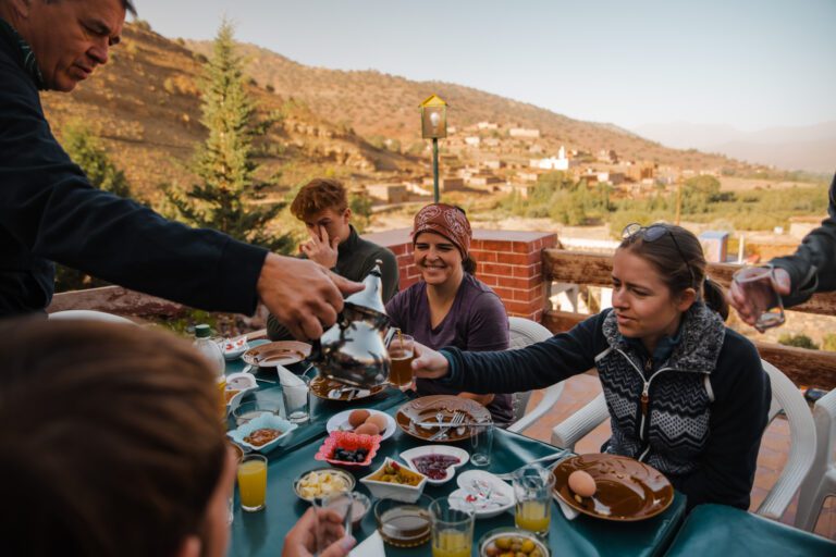repas traditionnel lors d'un voyage au Maroc