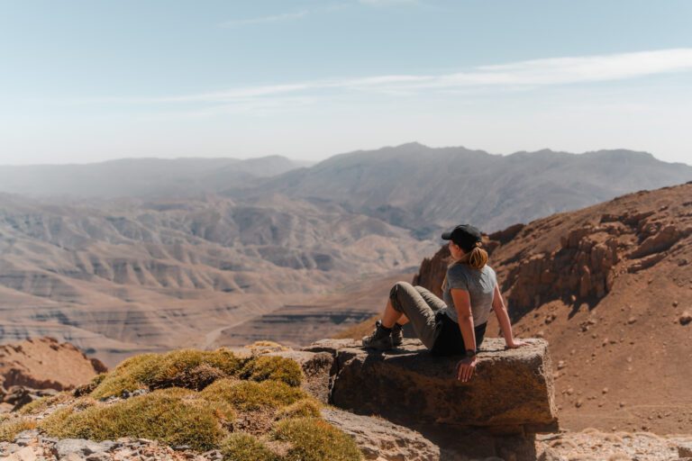 Randonneur qui fait une pause pendant sa randonnée sur l'Atlas Trail