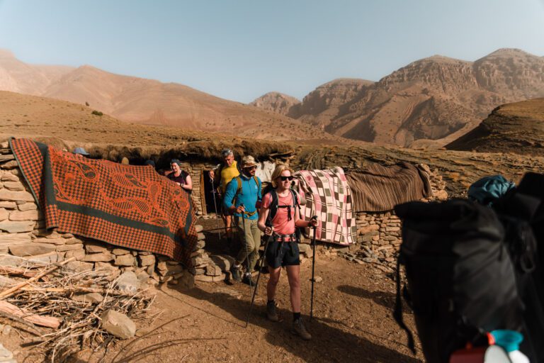 Groupe de randonnée lors du trek au maroc dans les villages berbères