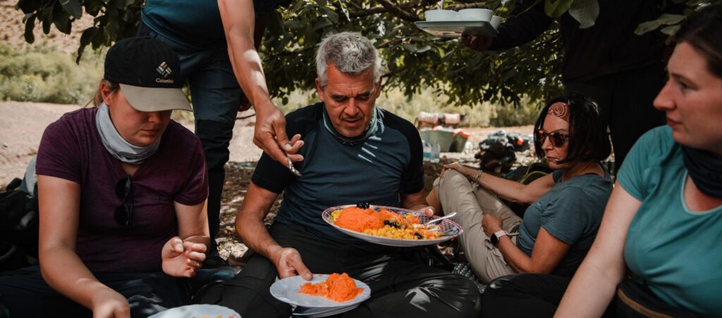 Cuisine locale repas du midi déjeuner au maroc pendant l'atlas trail