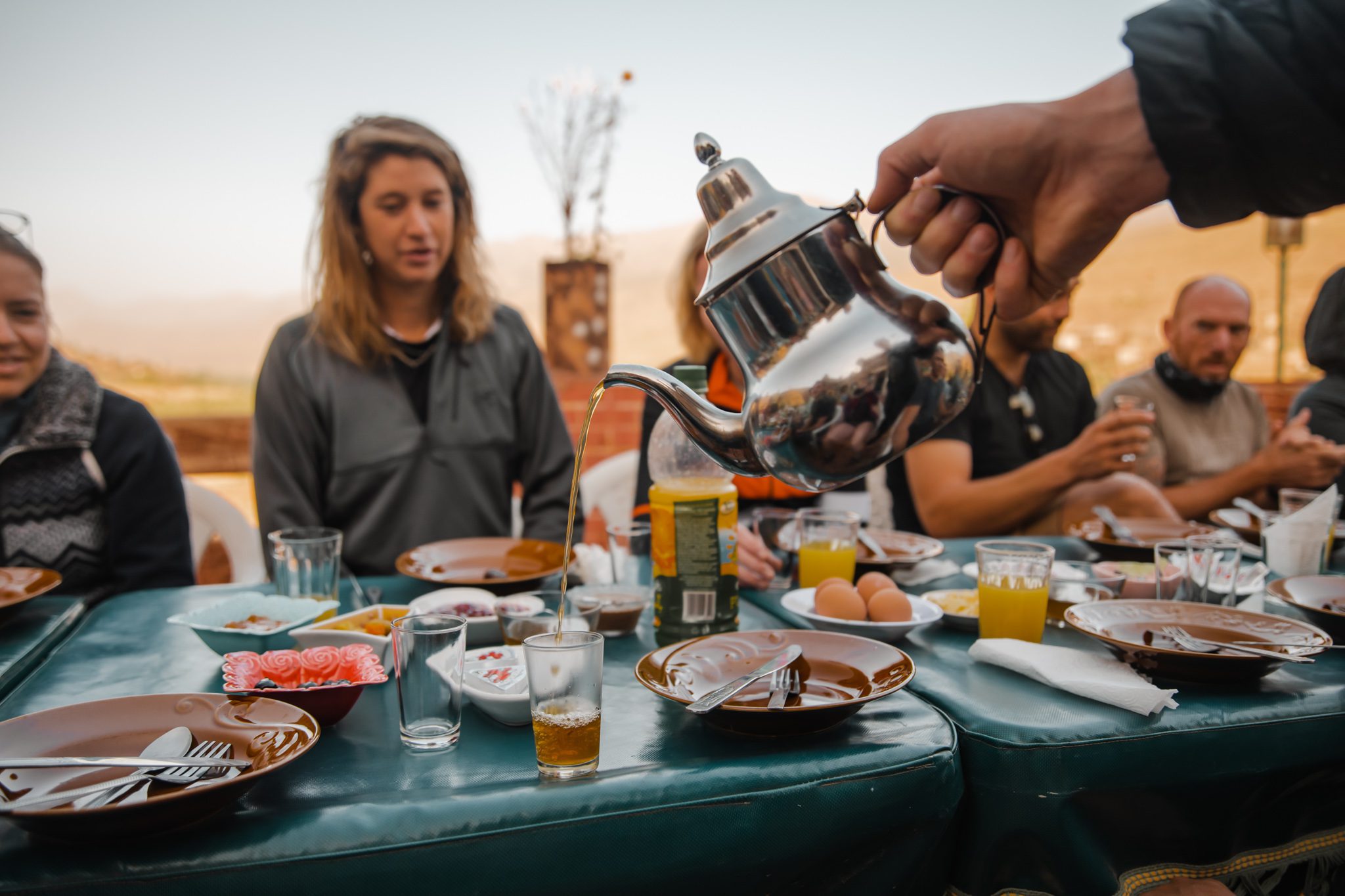 Thé, tradition berbère dans l'atlas au maroc