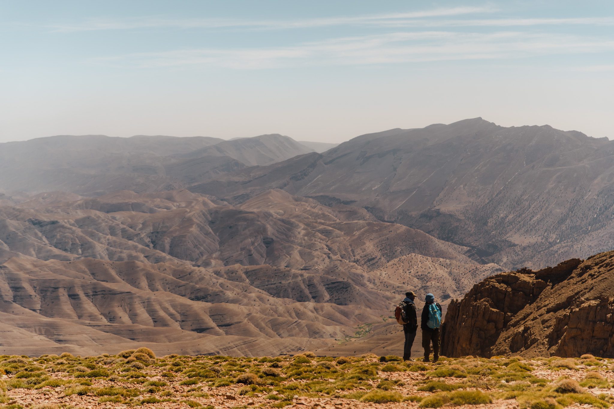 deux randonneurs qui profitent de la vue au Maroc dans l'Atlas