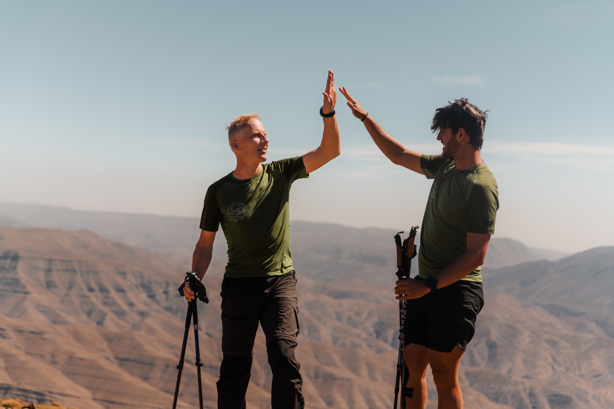 Deux randonneurs au maroc avec des bâtons de marche