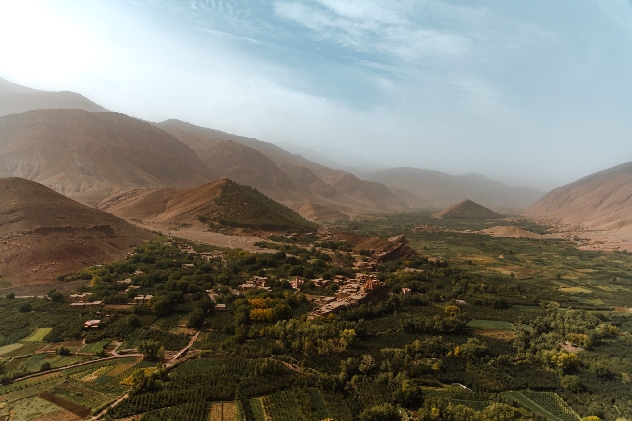 Vue sur la vallée heureuse, ait bouguemez. Pendant l'Atlas trail au Maroc