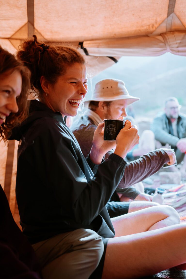 randonneur qui se repose après une longue marche avec du thé