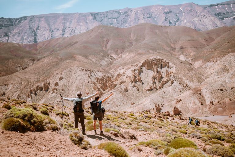 Deux randonneurs qui célèbre la vue sur le haut atlas central - Atlas Trail