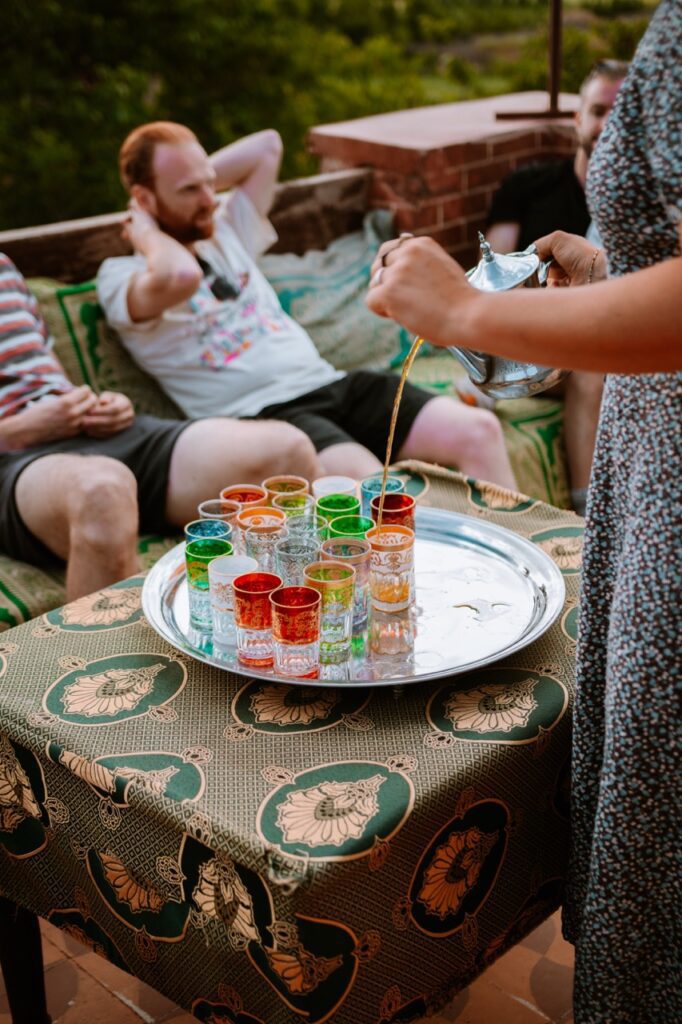 Randonneur qui se repose après une randonnée au maroc et se prépare pour le thé