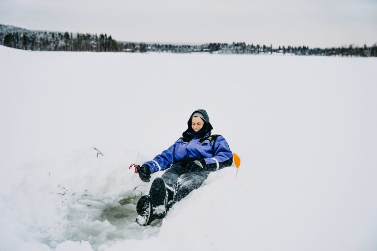 Pêche sur glace en Laponie