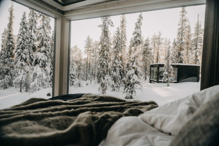 Chalet en verre en Laponie.