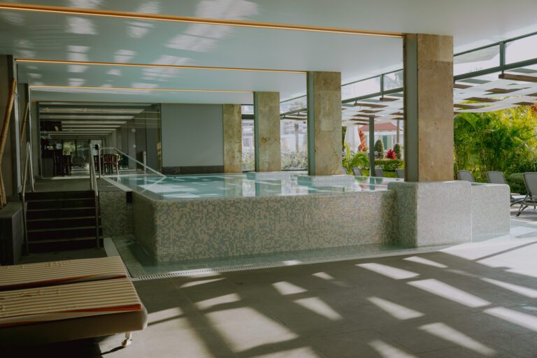 Hotel met zwembad - Hotel with pool - Hotel mit Pool