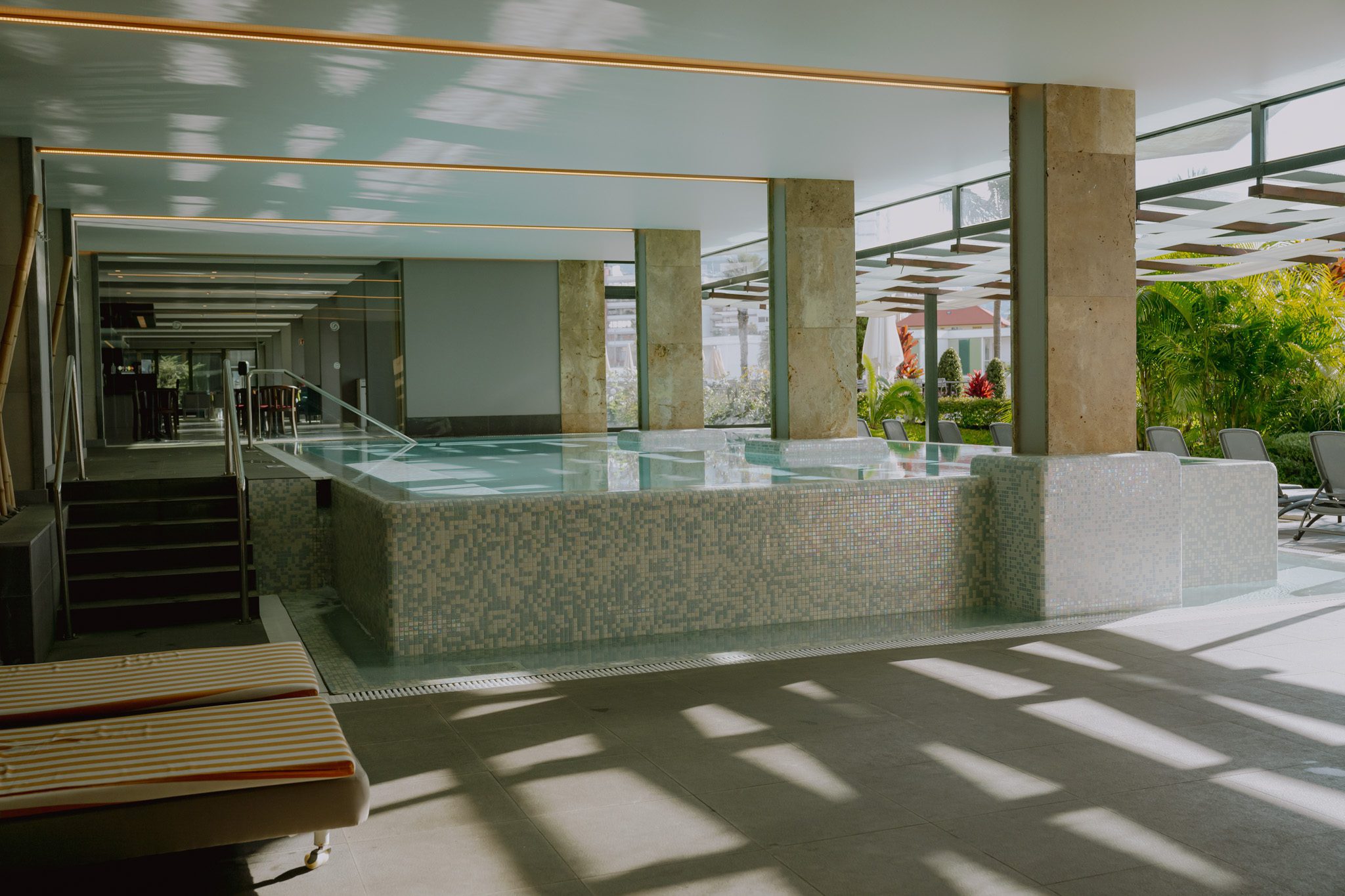 Hotel met zwembad - Hotel with pool - Hotel mit Pool