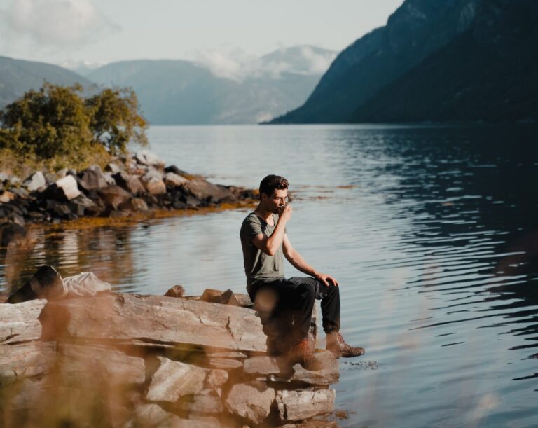 Man drinking coffee - Kajakken - Noorwegen fjord - wandelen in Noorwegen - kayaking - vanaf luchthaven Brussel