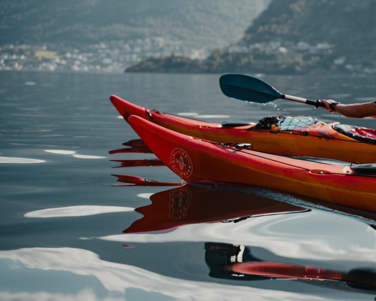 Partie avant de 2 kayaks - Kayak - Fjord de Norvège - Randonnée en Norvège - Kayaking - depuis l'aéroport de Bruxelles