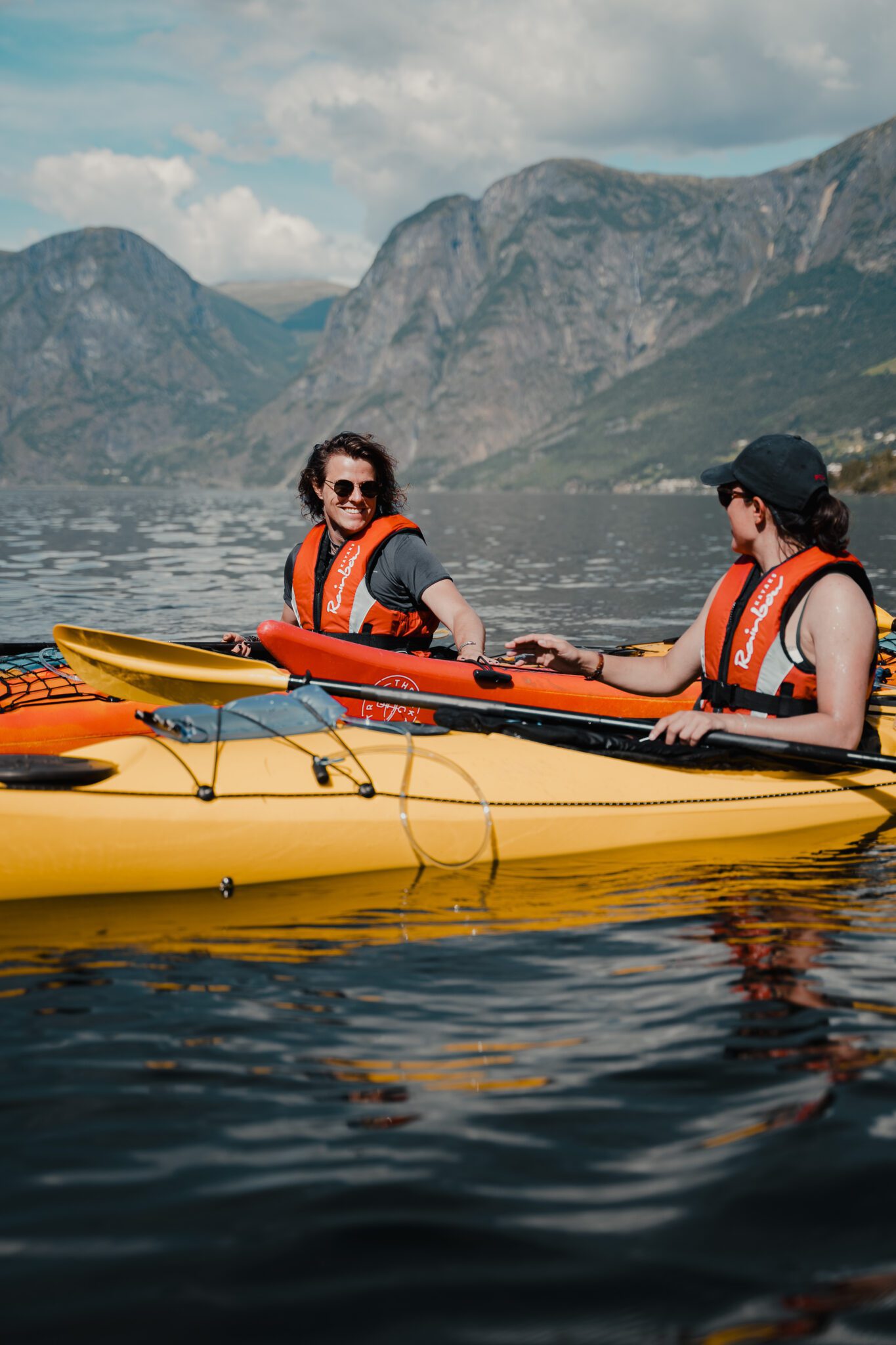 2 Personen beim Kajakfahren - Kajakken - Norwegen Fjord - Wandern in Norwegen - Kajakfahren - ab Flughafen Brüssel
