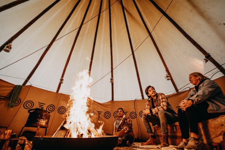 Haardvuur in de tipi tent