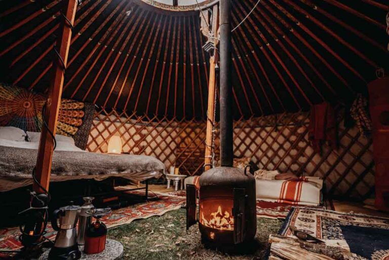 Yurt met haardvuur