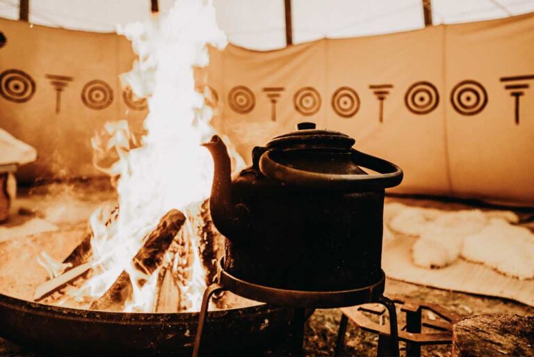 koken boven haardvuur