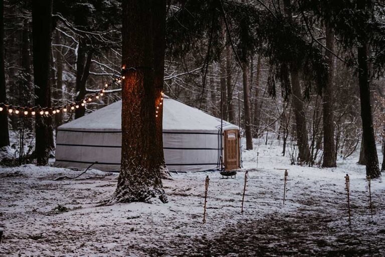 Yurt in de sneeuw