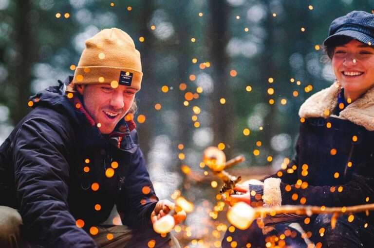 Marshmallows roosteren boven kampvuur
