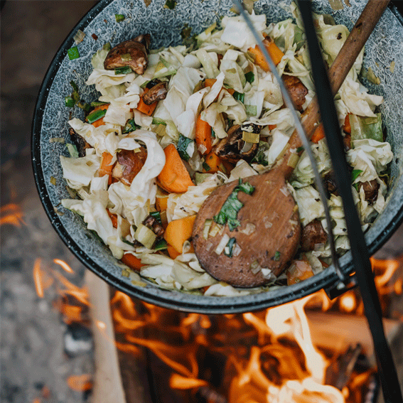 koken boven kampvuur