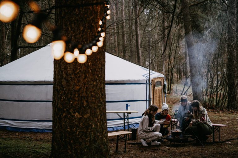 koken boven kampvuur bij een yurt