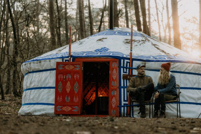 Twee mensen bij de yurt