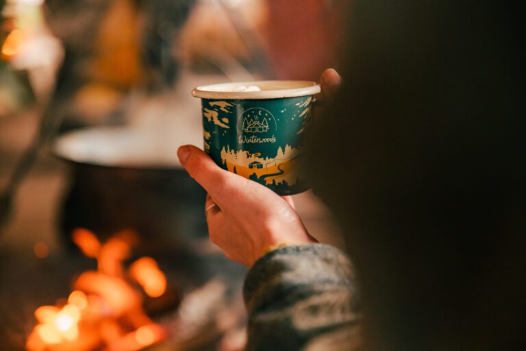 Warme chocomelk bij het haardvuur