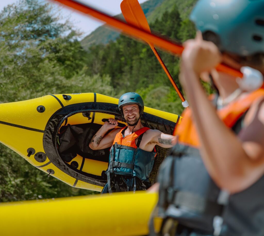 Un homme heureux avec un packraft Mann mit Packraft