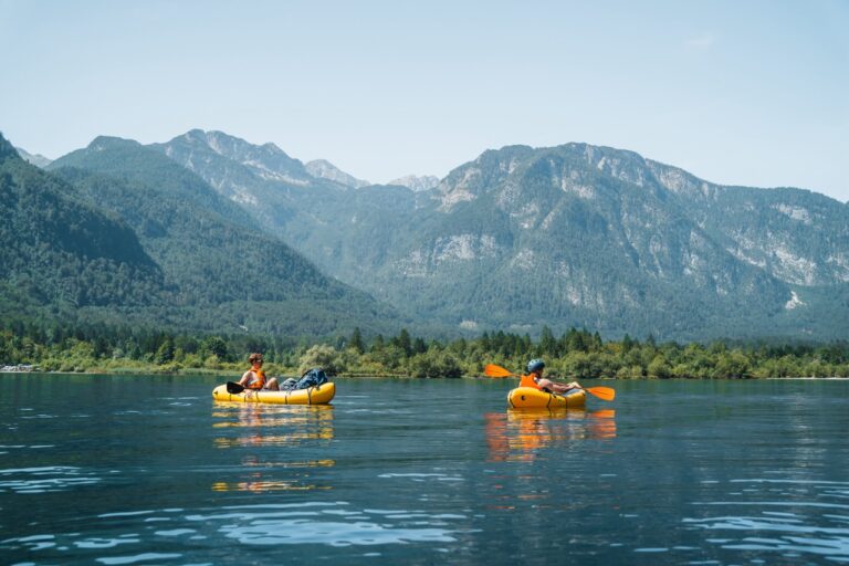 2 packrafts sur un lac en Slovénie Rafts auf See in Slowenien