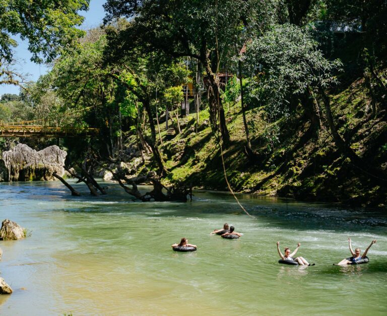 Groepsreis Guatemala - 14 daagse doorreis Guatemala - Vakantie in Guatemala - soloreizen Guatemala - Semuc Champey - ondergrondse rivier de Rio Cahabón.