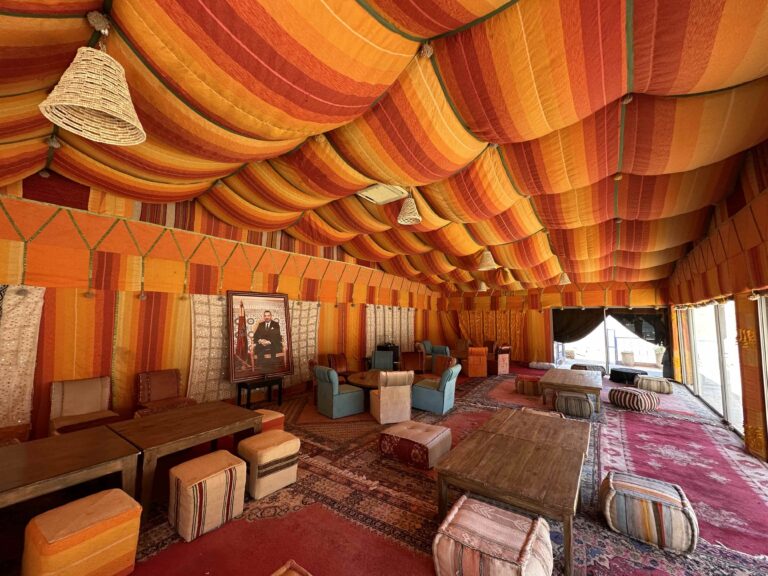 Typical Moroccan tent with low tables to enjoy a nice mint tea, typisch Marokkaanse tent met lage tafeltjes om te genieten van een goede muntthee.