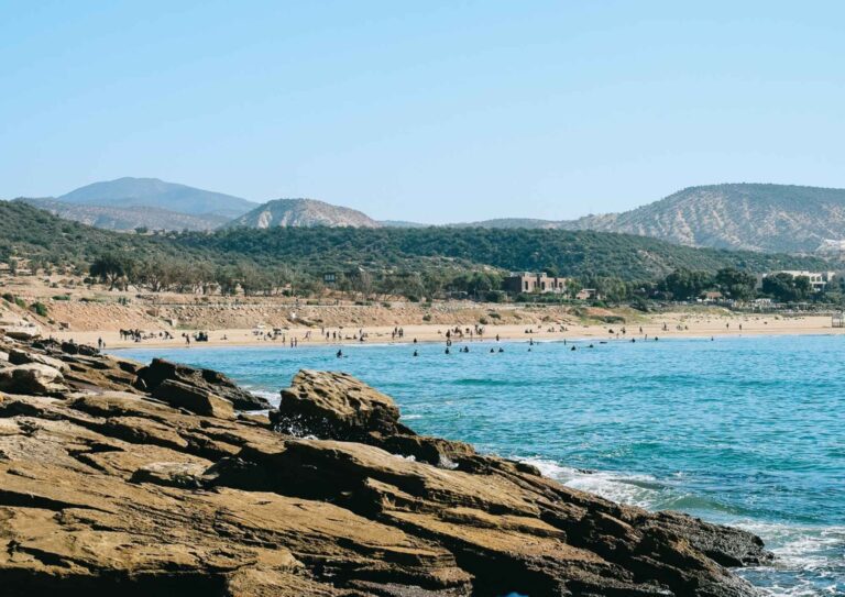 image de la plage au Maroc avec des montagnes dans le fond, afbeelding van strand in Marokko met bergen op de achtergrond