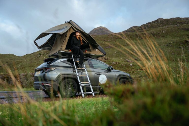 Auto mit Dachzelt in Schottland