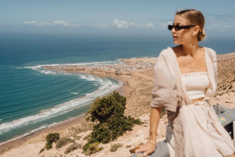 Woman posing in front of a sea view