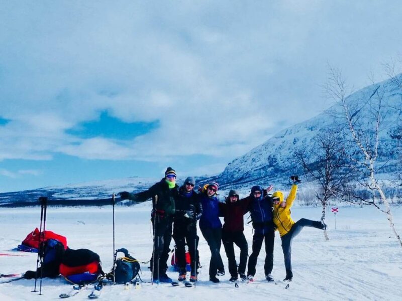 6 personnes qui posent pour une photo de groupe sur the king's trail - expeditie in zweeds lapland kungsleden