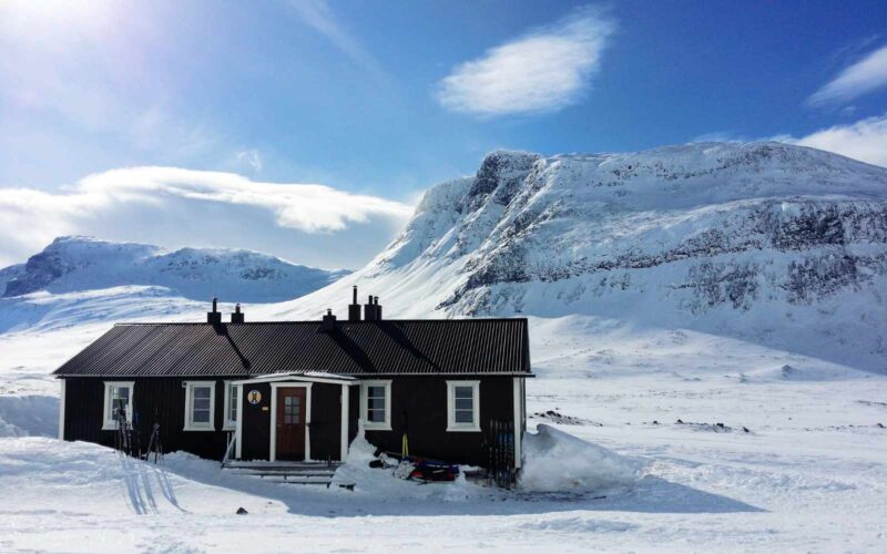 Chalet sur le king's trail sous la neige - expeditie in zweeds lapland kungsleden