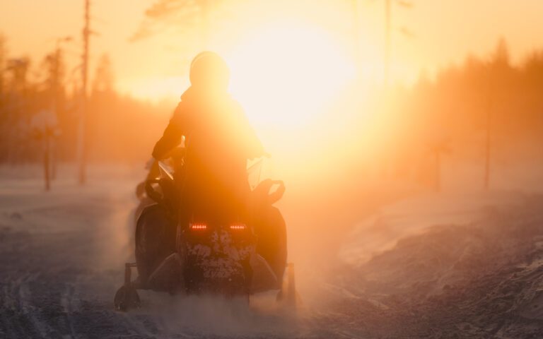 Voyage en motoneige en Laponie